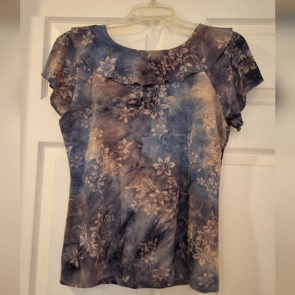 SOLD!!! Dressbarn, Medium Women's Ruffled V Neck Embellished Flower Top, - Picture 5 of 6